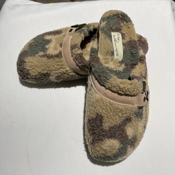 Vintage Havana Shoes - Vintage Havana Women's Size 8.5 Camo Mules Slippers Cozy Faux Sherpa Shoes New